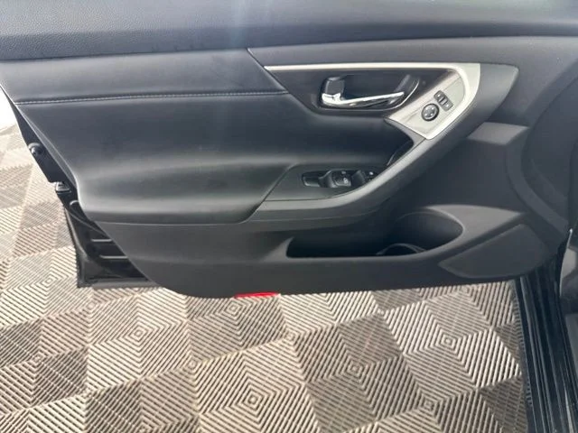 Used 2013 Black Nissan 2.5 SL image 22
