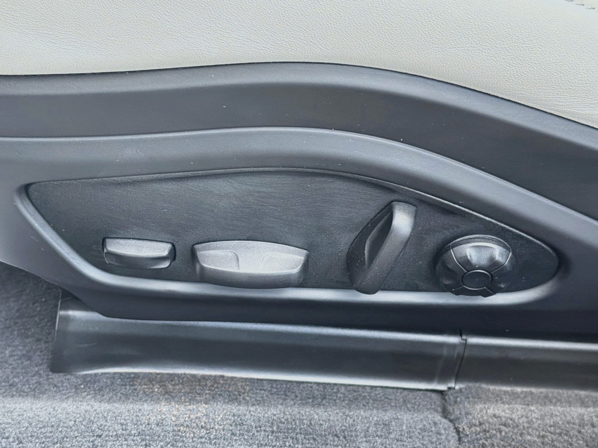 Used 2026 Chalk Porsche 4 E-Hybrid image 25