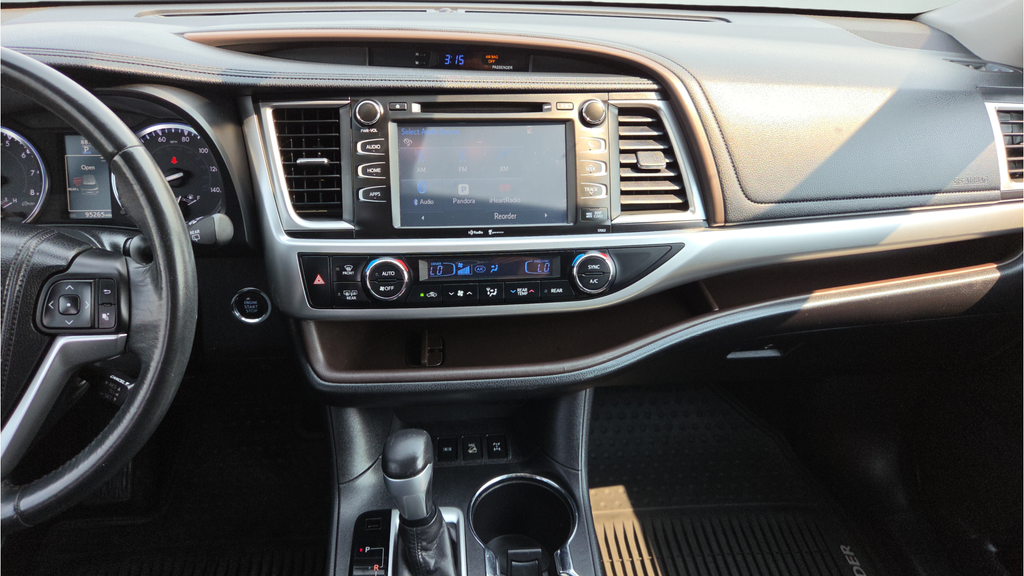 Used 2014 Silver Toyota XLE V6 image 26