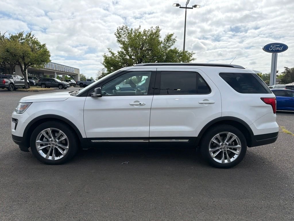 Used 2018 White Platinum Clearcoat Metallic Ford XLT image 2