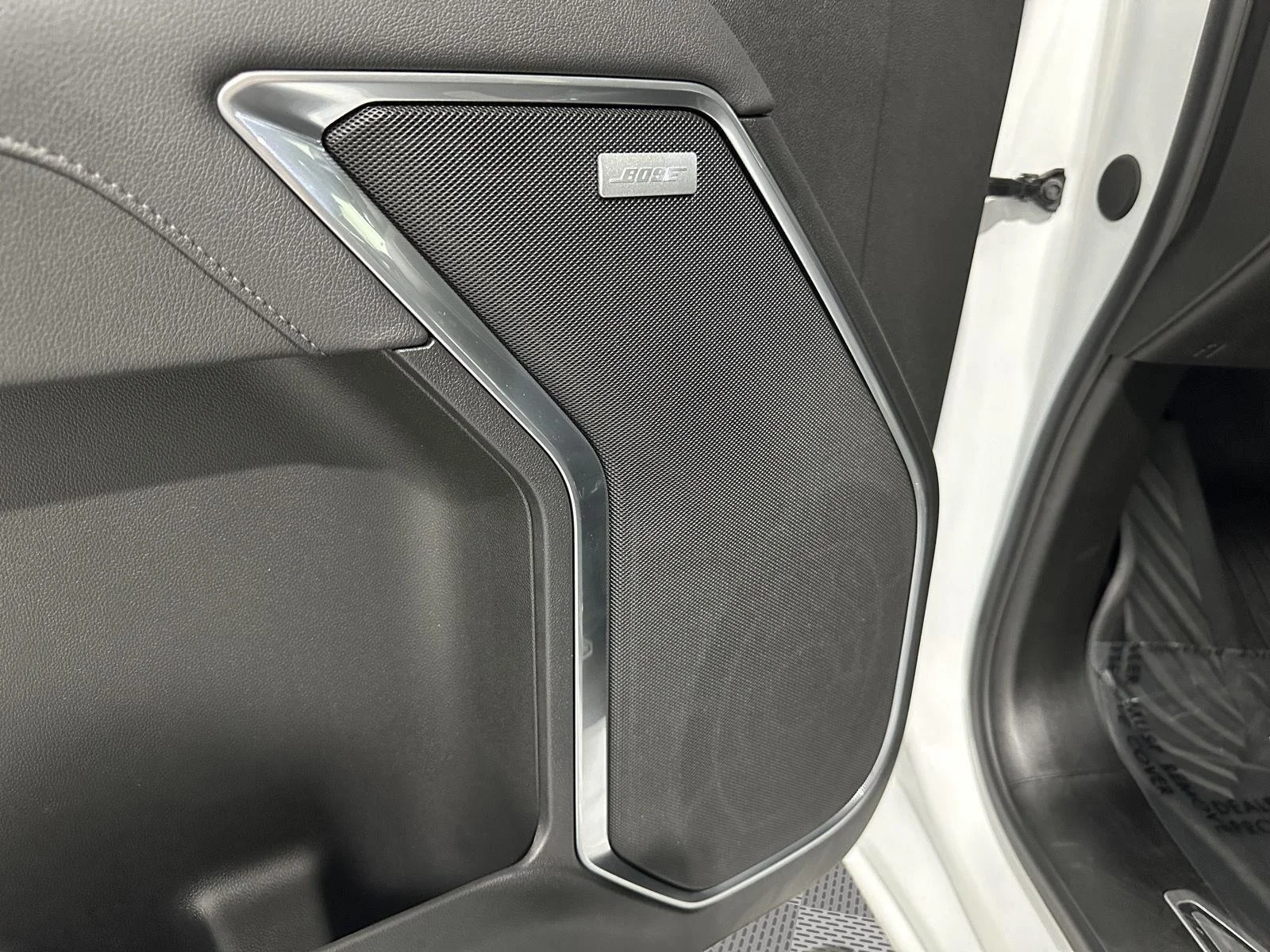 Used 2025 Summit White Chevrolet LTZ image 21