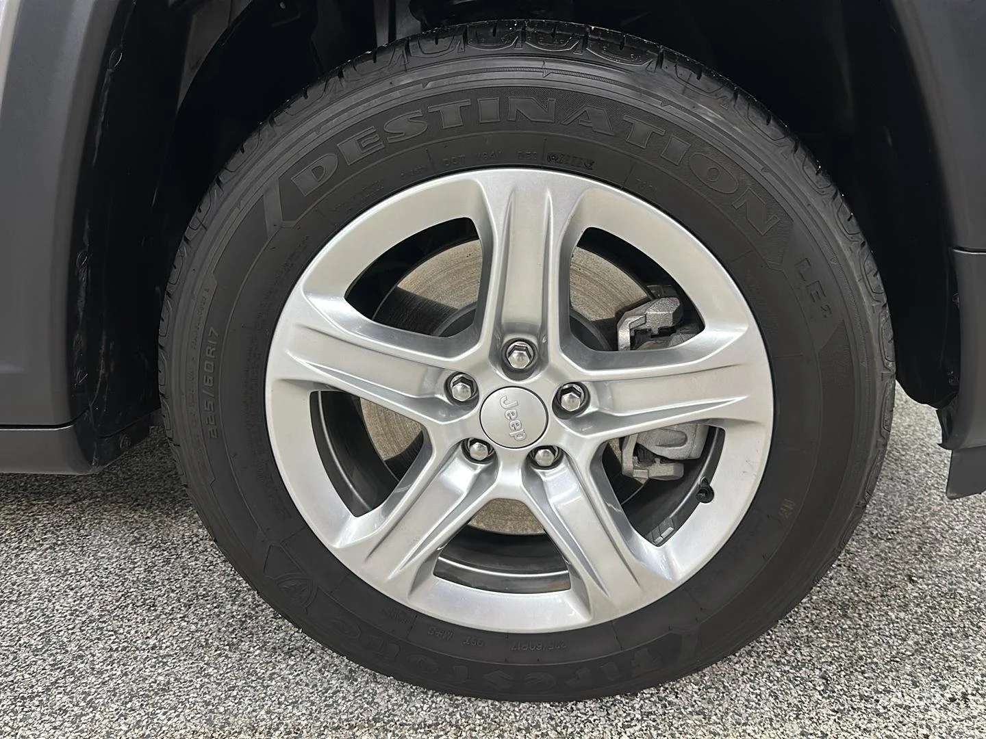 Used 2023 Billet Silver Metallic Clearcoat Jeep Latitude image 9