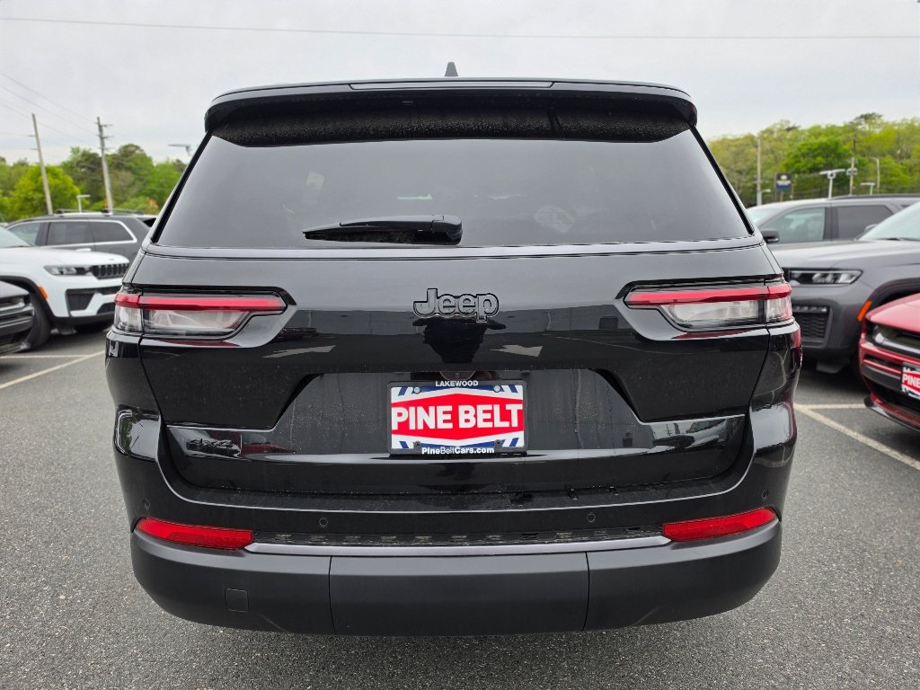 New 2026 Diamond Black Crystal Pearl-Coat Exterior Paint Jeep Laredo image 12