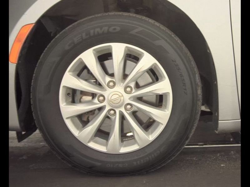 Used 2018 Billet Silver Metallic Clearcoat Chrysler Touring L image 22