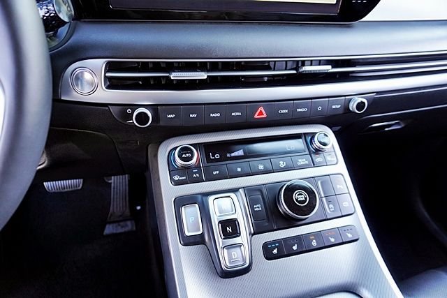 Used 2025 Silver Hyundai SEL Premium image 29