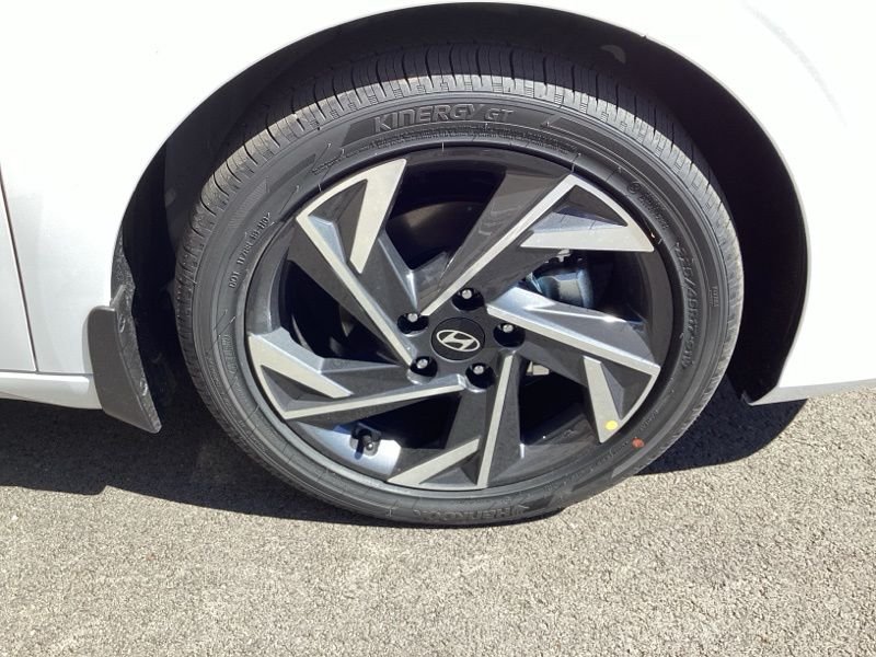 2025 Hyundai Elantra Limited - Photo 9