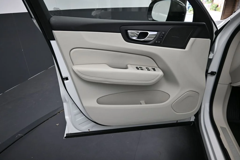 New 2026 Crystal White Volvo T8 Ultra image 9