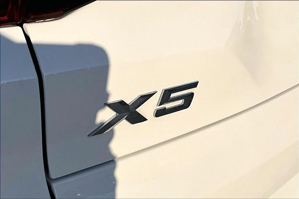 Used 2021 White BMW xDrive40i image 22