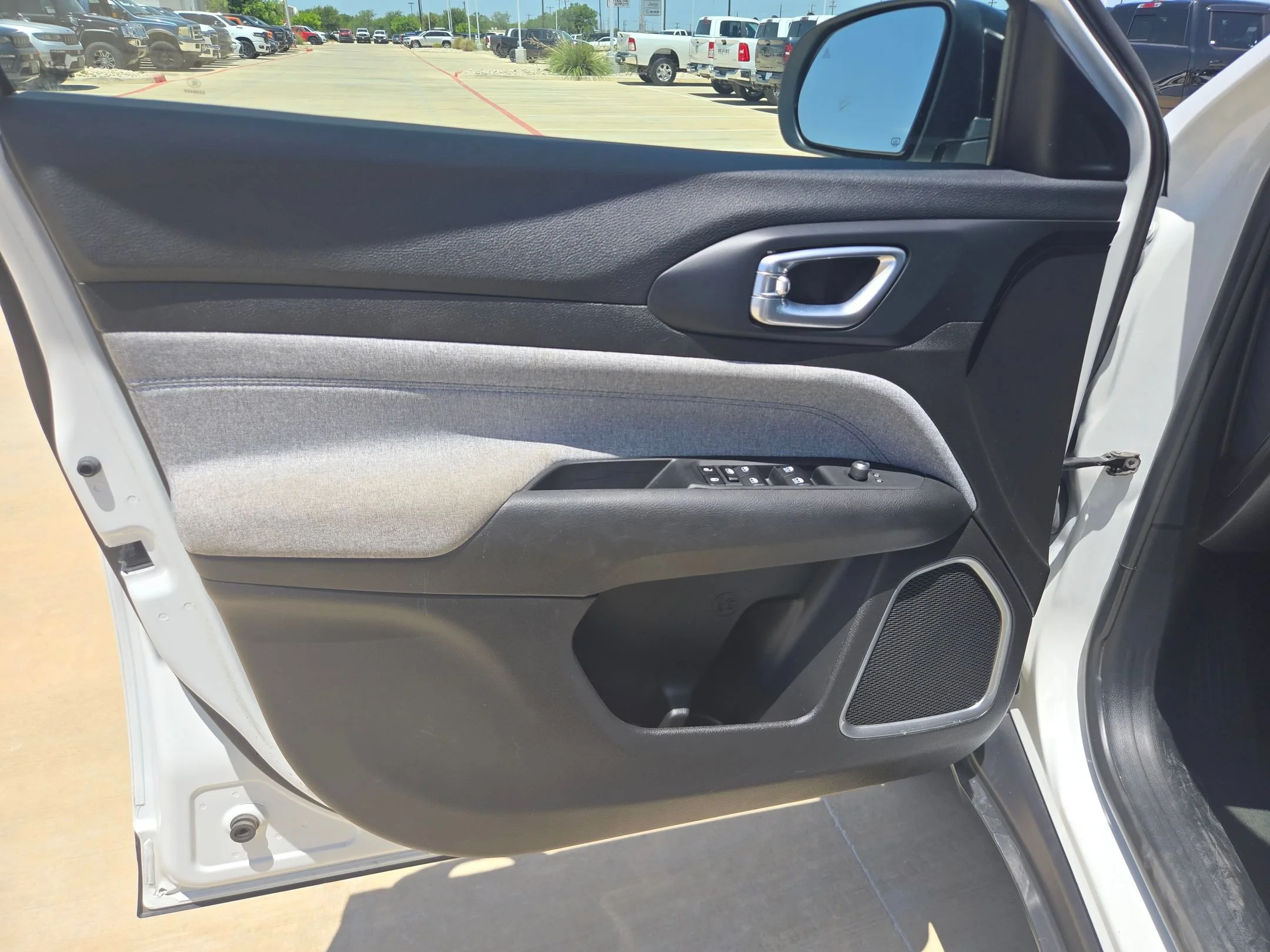 Used 2024 White Jeep Latitude image 12