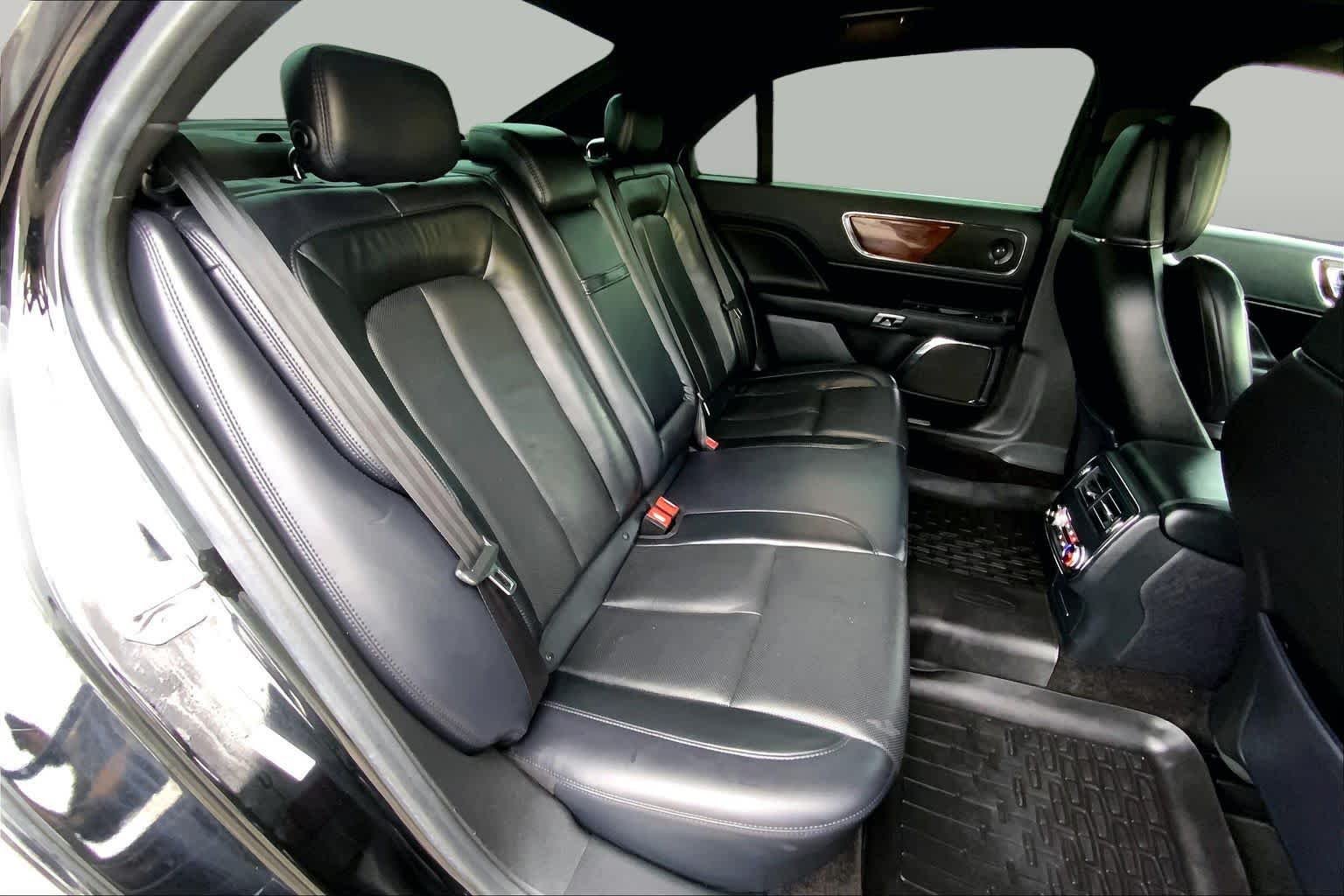 Used 2018 Black Velvet Lincoln Reserve image 15