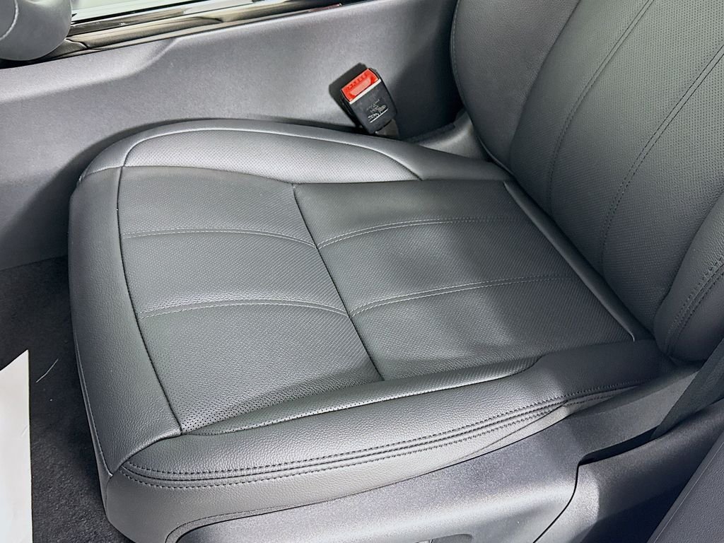 Used 2025 White Land Rover Dynamic image 19