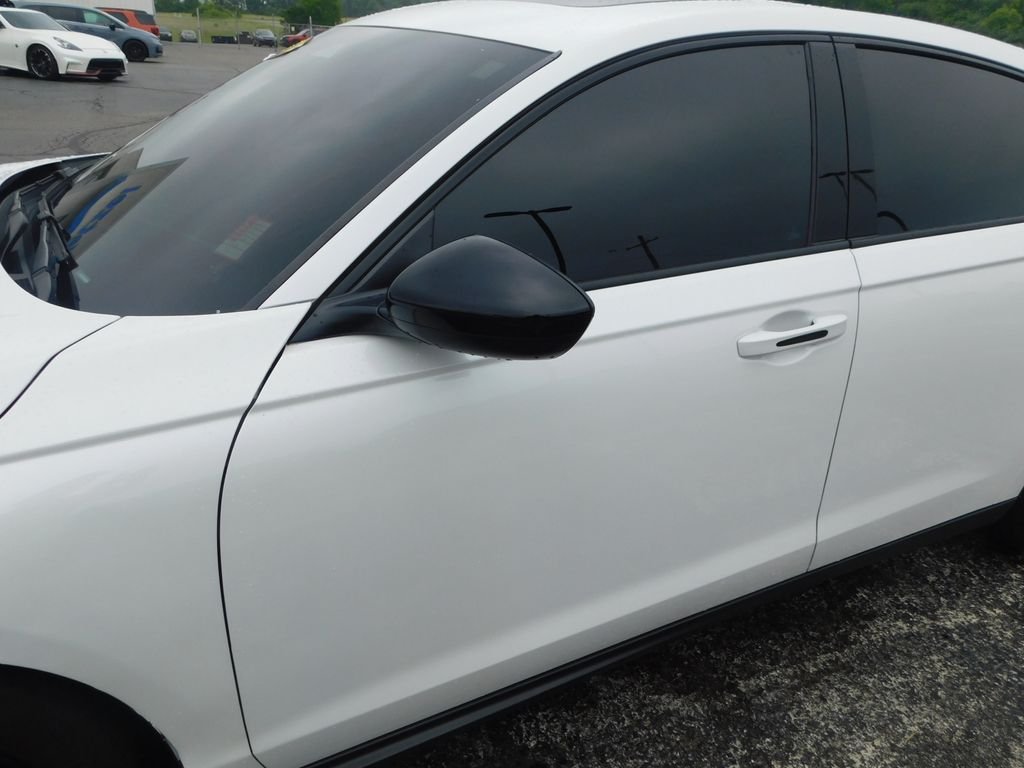 Used 2025 White Honda SE image 11