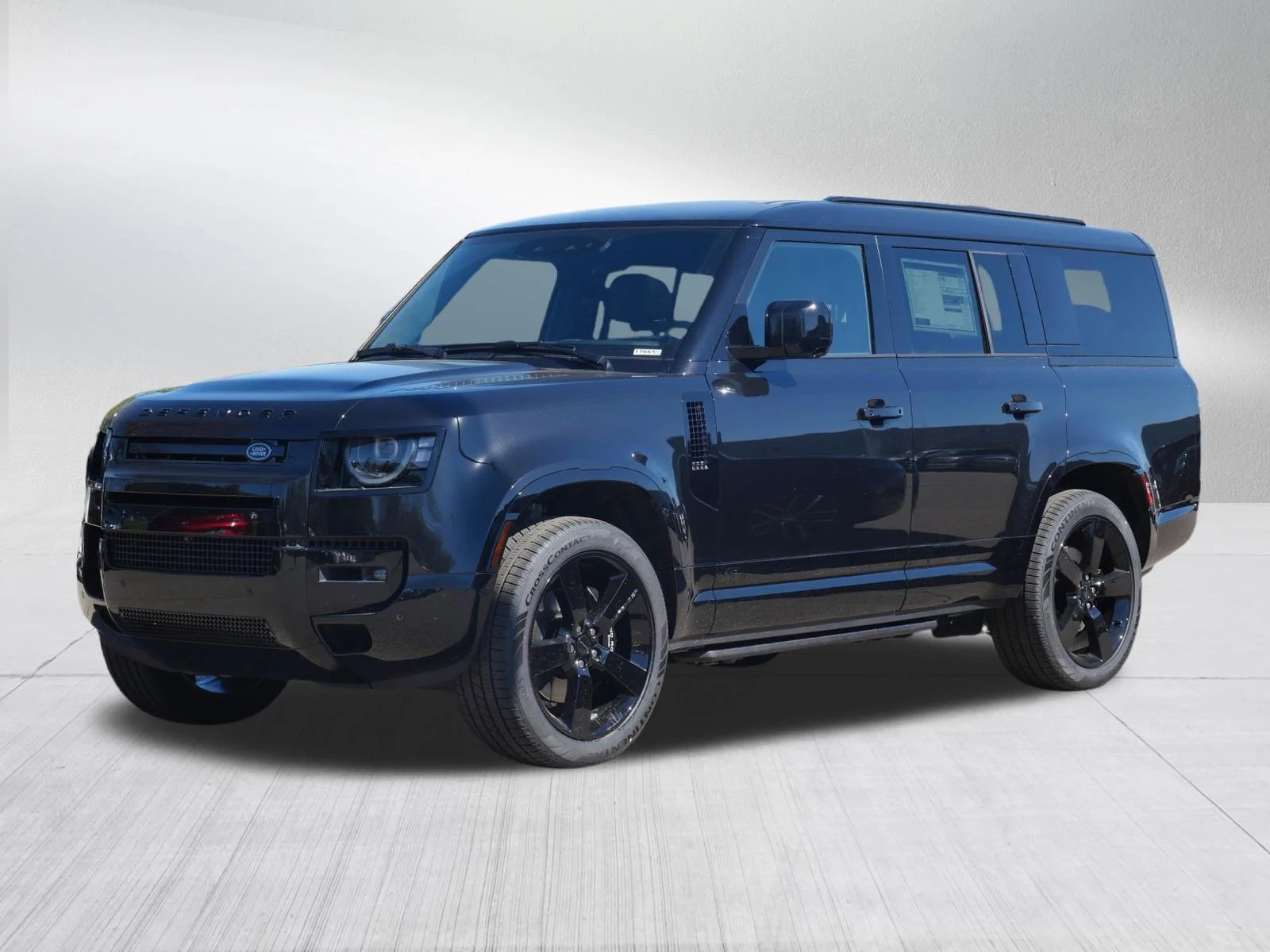 2026 Land Rover Defender 130 V8 P500's photo
