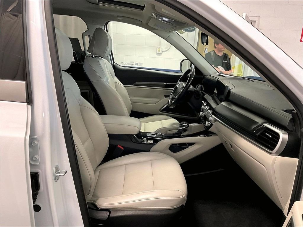 Used 2023 White Kia S image 11