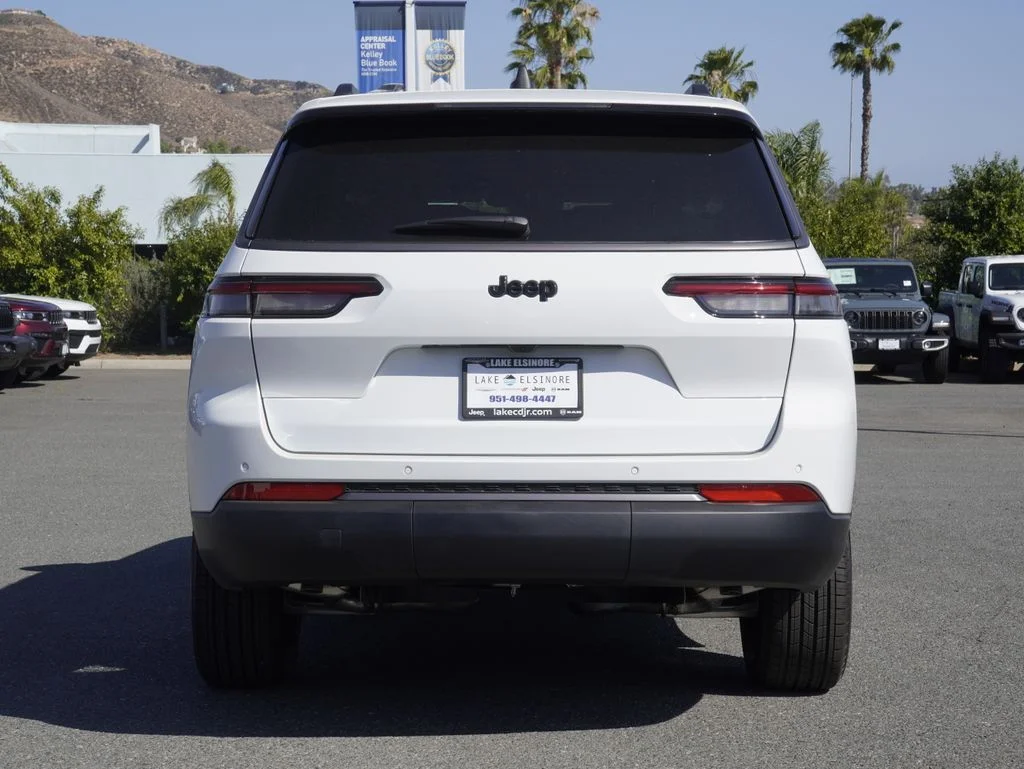 New 2026 Bright White Clear-Coat Exterior Paint Jeep Altitude image 4