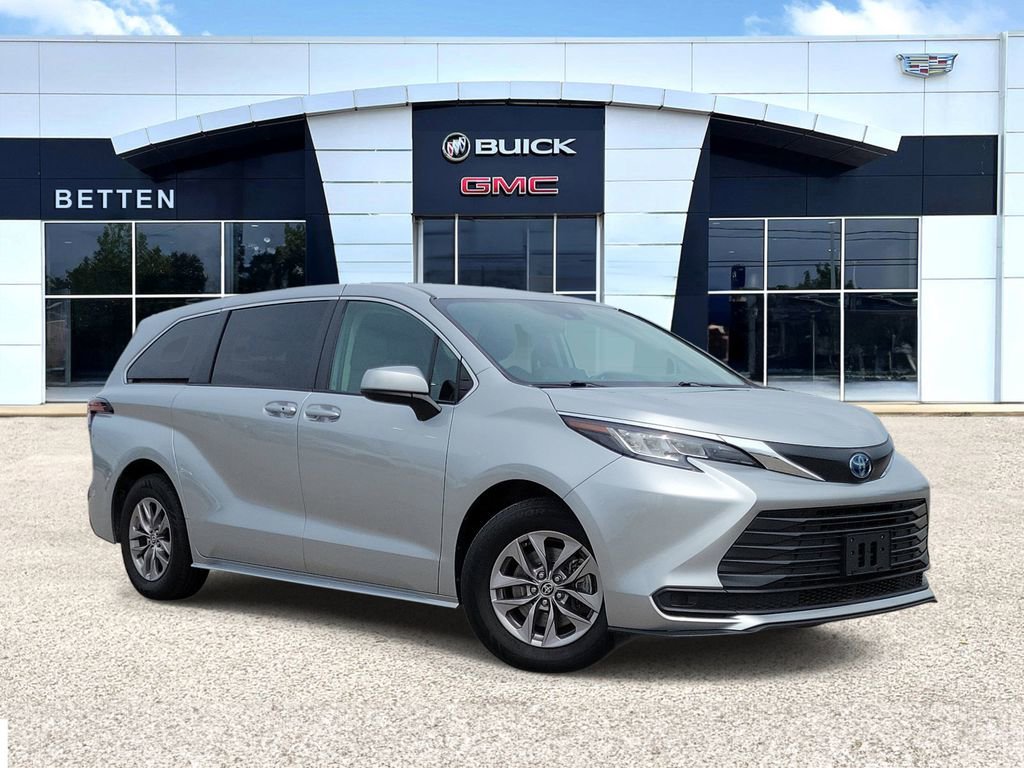 2022 Toyota Sienna LE 8-Passenger Hybrid FWD's photo