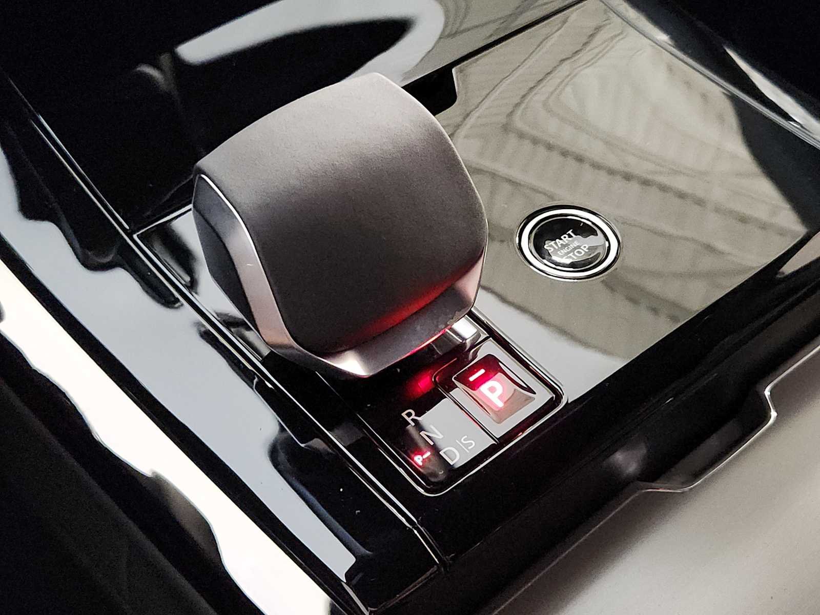 New 2027 Fuji White Land Rover SE image 19