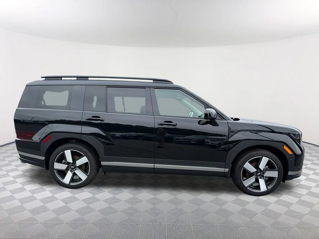 Used 2025 Black Hyundai Limited image 4