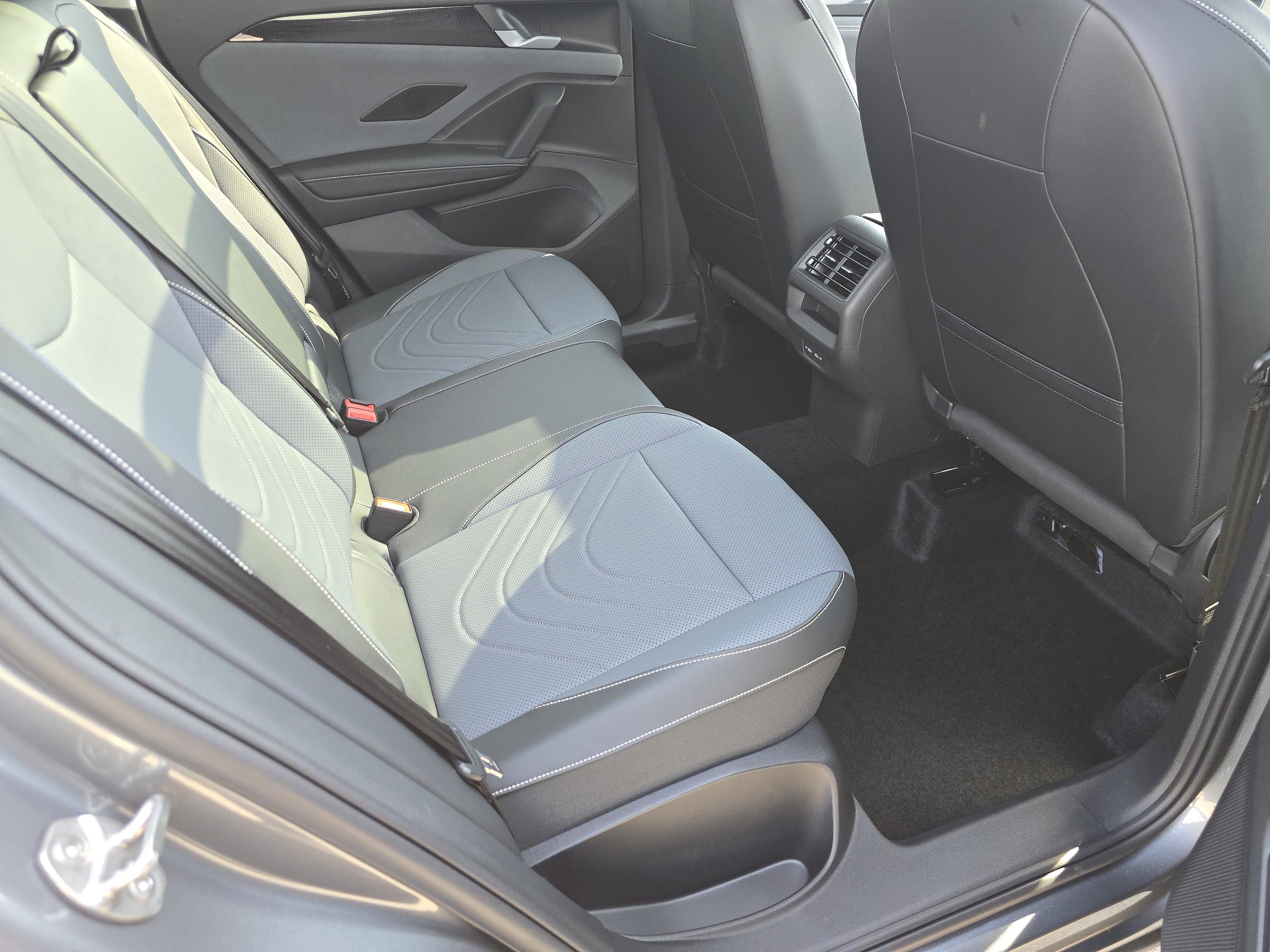 New 2026 Platinum Gray Metallic Volkswagen SE image 17