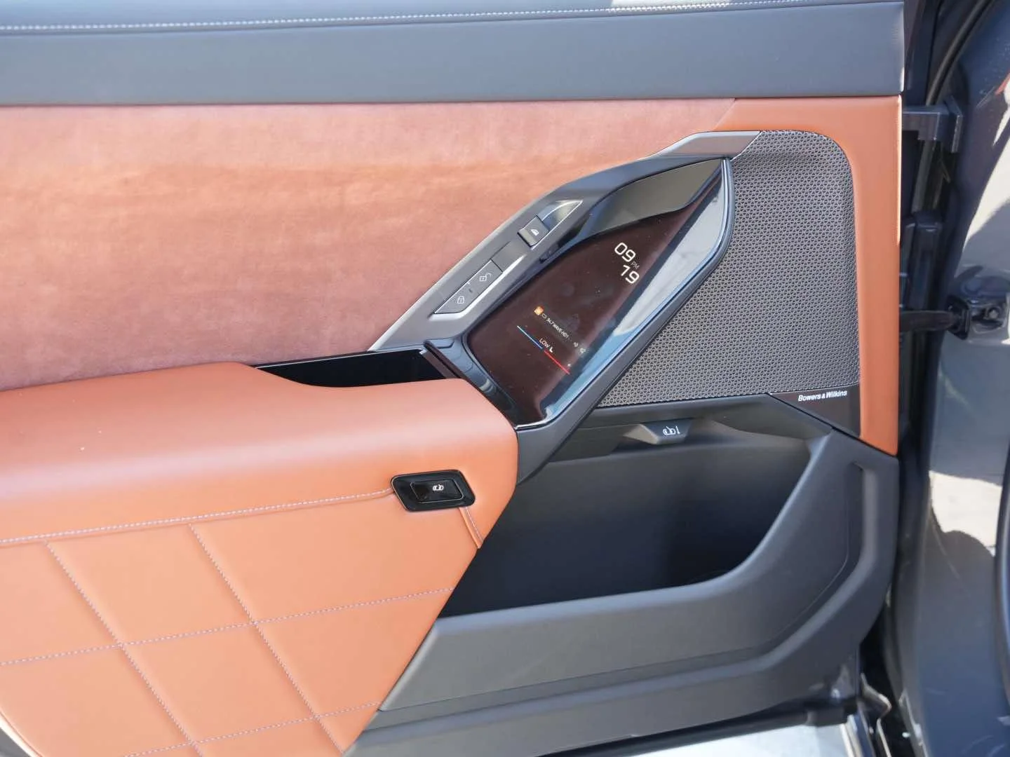 New 2027 Dravit Grey Metallic BMW 740i image 17