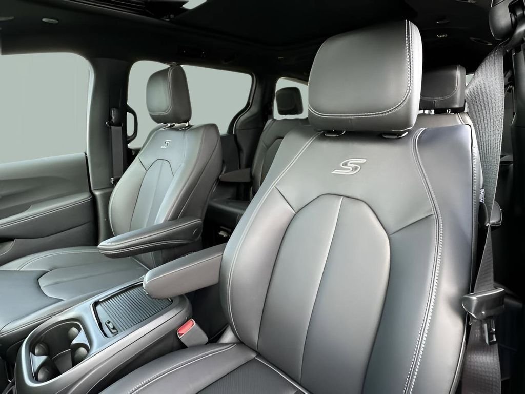 New 2024 Bright White Clear-Coat Exterior Paint Chrysler Touring L image 22