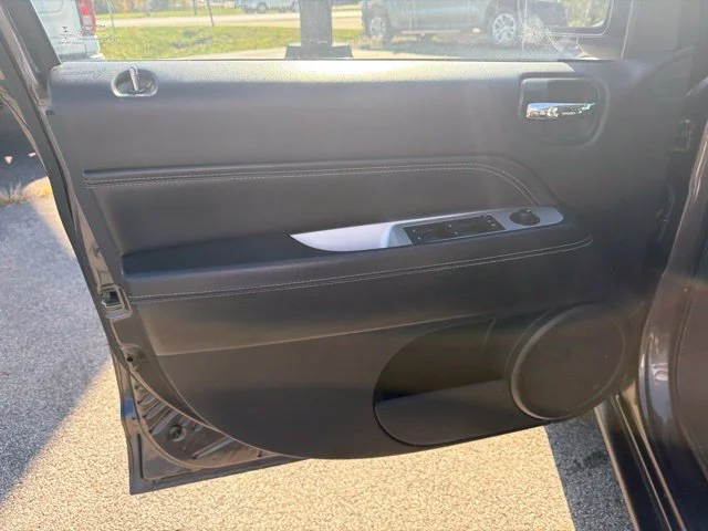 Used 2017 Gray Jeep Latitude image 13