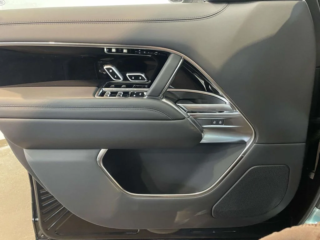 New 2026 Santorini Black Land Rover SE image 33