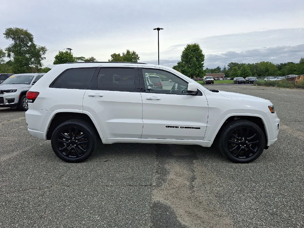 Used 2018 Bright White Clearcoat Jeep Altitude image 13