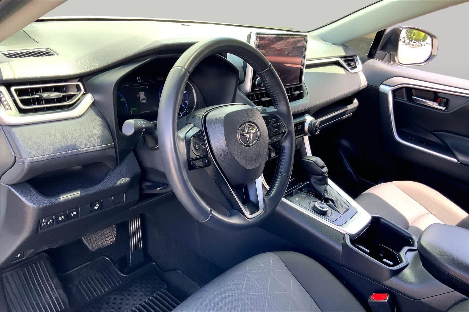 Used 2025 Ice Cap Toyota Hybrid XLE image 15