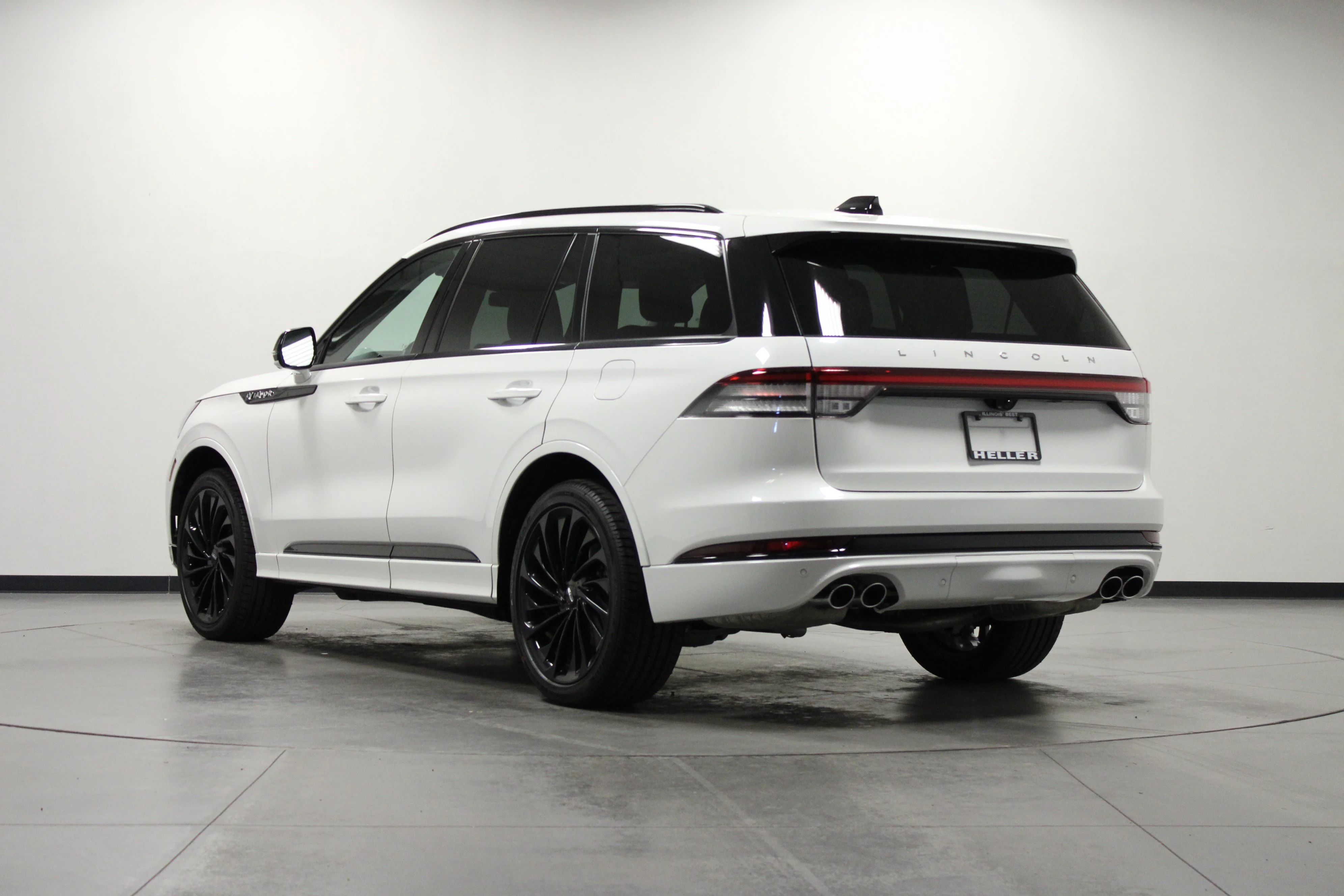 Used 2026 Pristine White Metallic Tri-Coat Lincoln Reserve image 6