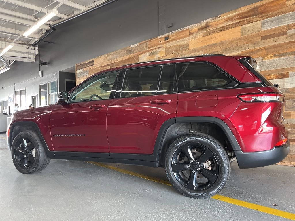 Used 2023 Velvet Jeep Limited image 21