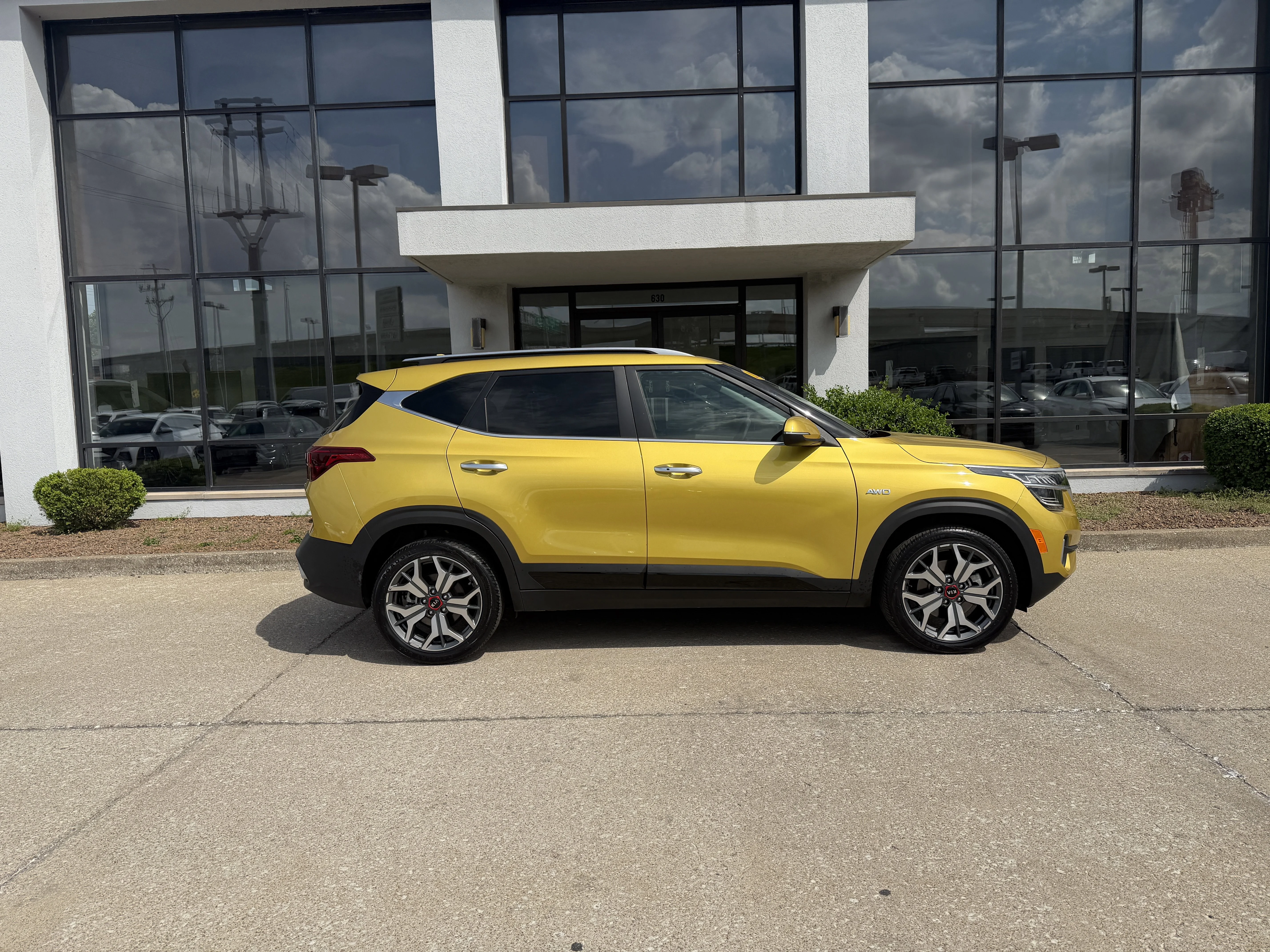 Used 2021 Starbright Yellow Kia SX image 3