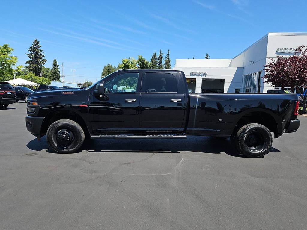 New 2026 Diamond Black Crystal Pearl-Coat Exterior Paint RAM Tradesman image 3