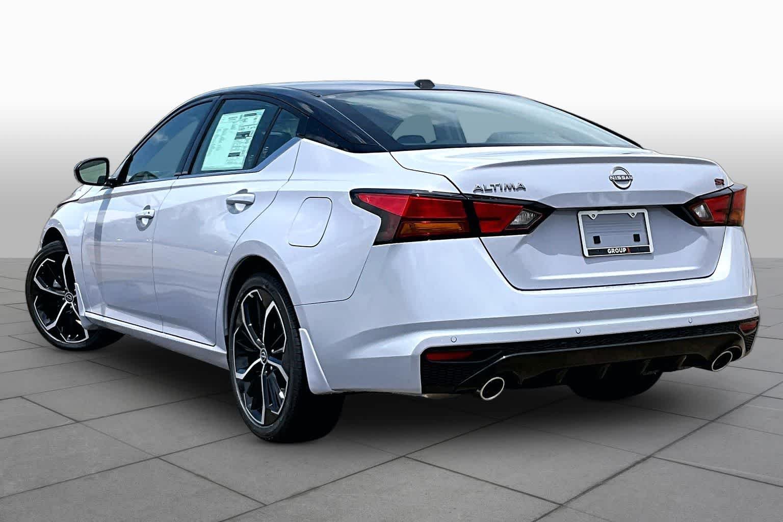 New 2026 Gray Sky Pearl / Super Black Two-tone Nissan SR image 7