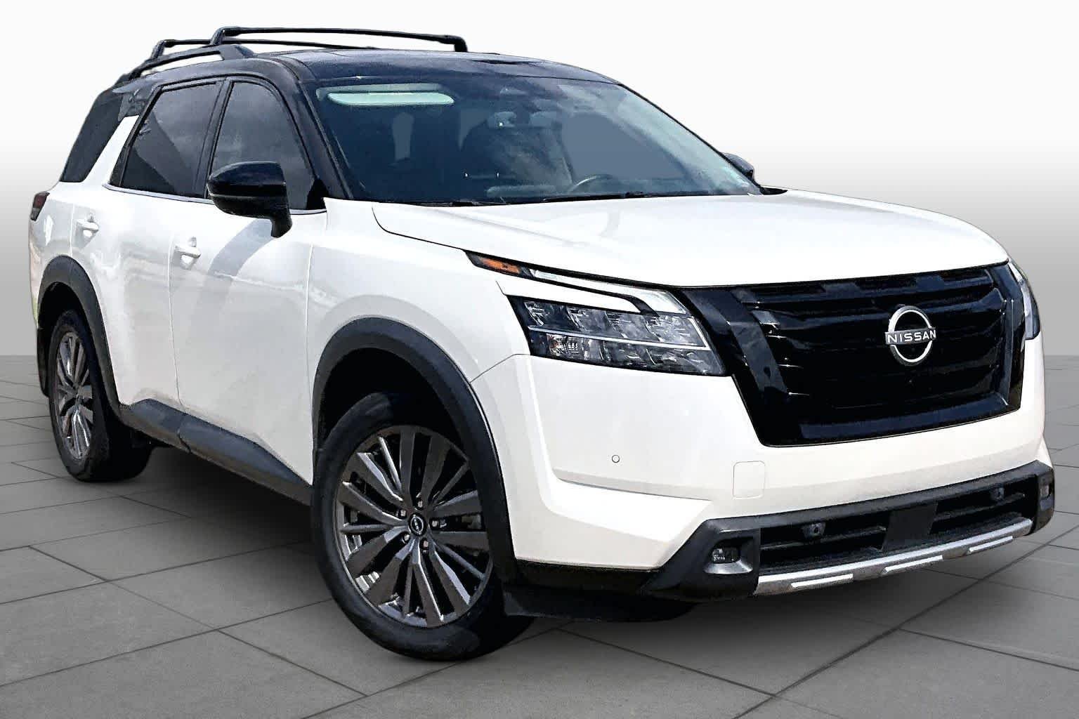 Certified Used 2023 Pearl White Tricoat/Super Black Nissan SL image 3