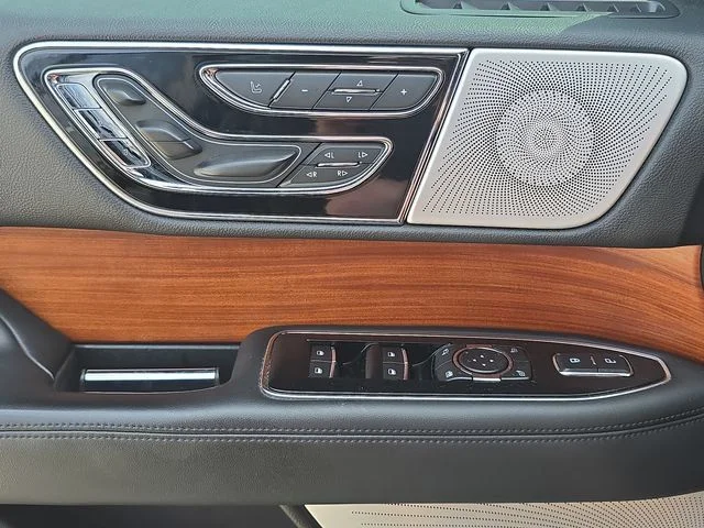 Used 2019 Black Metallic Lincoln Reserve image 19