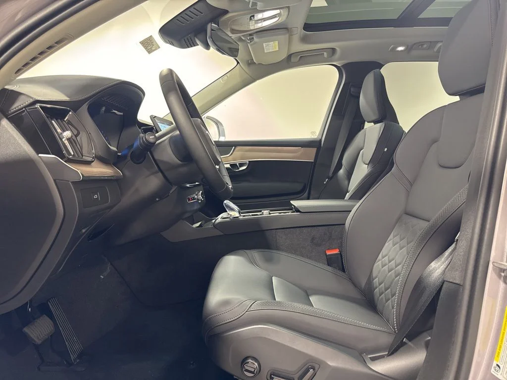 New 2026 Aurora Blue Volvo B6 Plus 7-Seater image 19