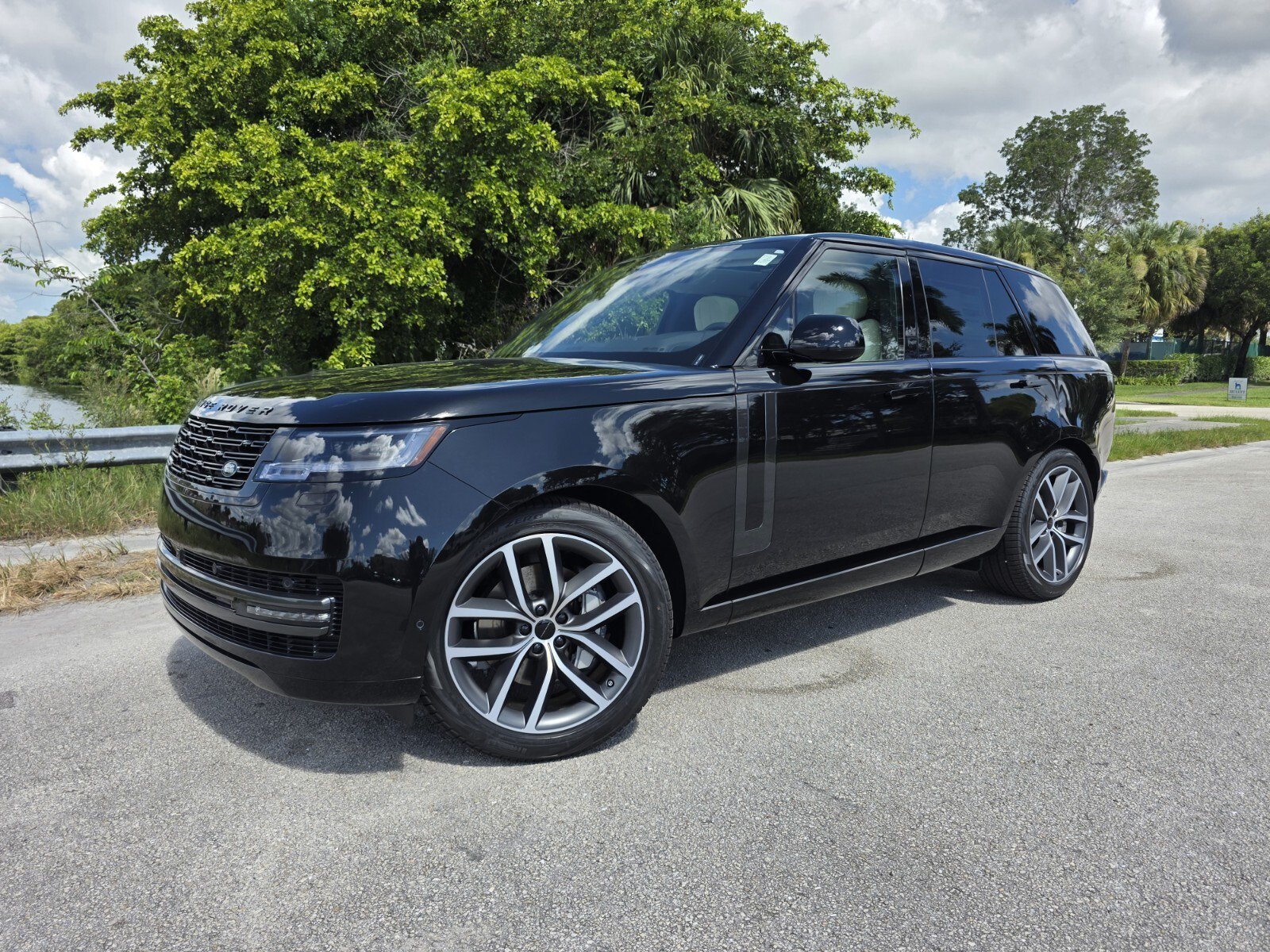New 2026 Santorini Black Land Rover P400 SE image 1