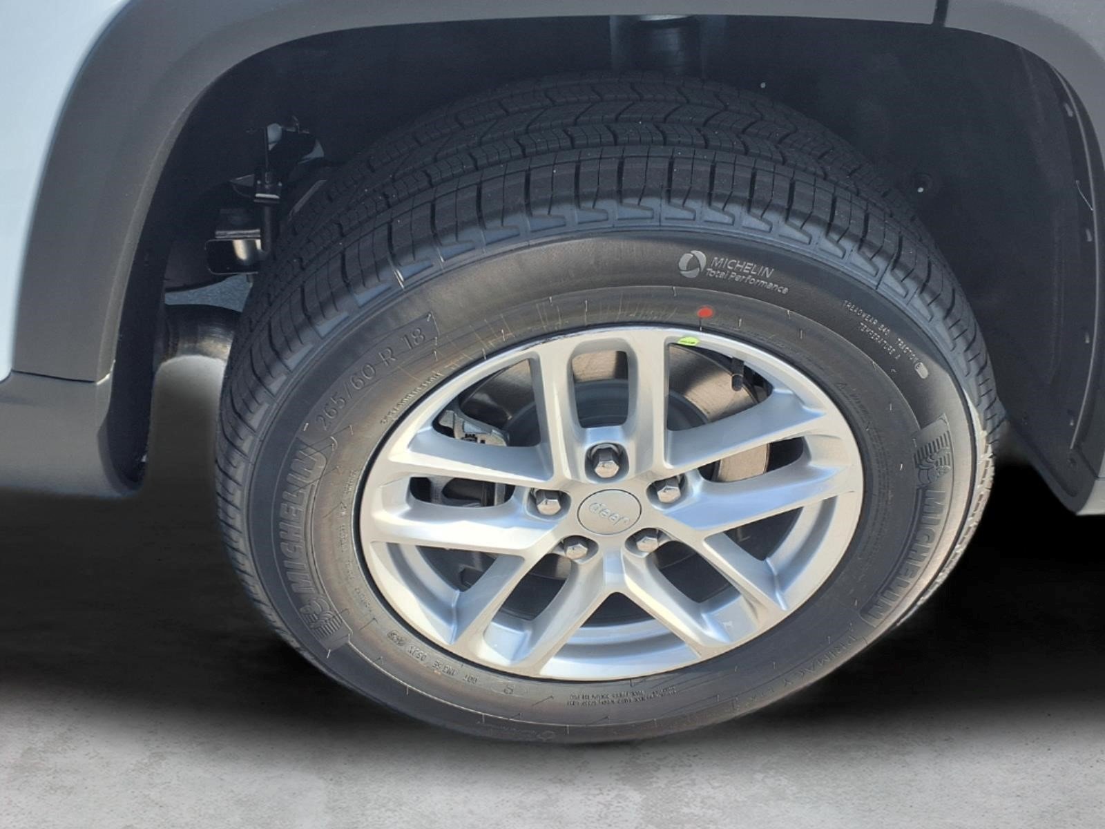New 2026 Bright White Clear-Coat Exterior Paint Jeep Laredo X image 7