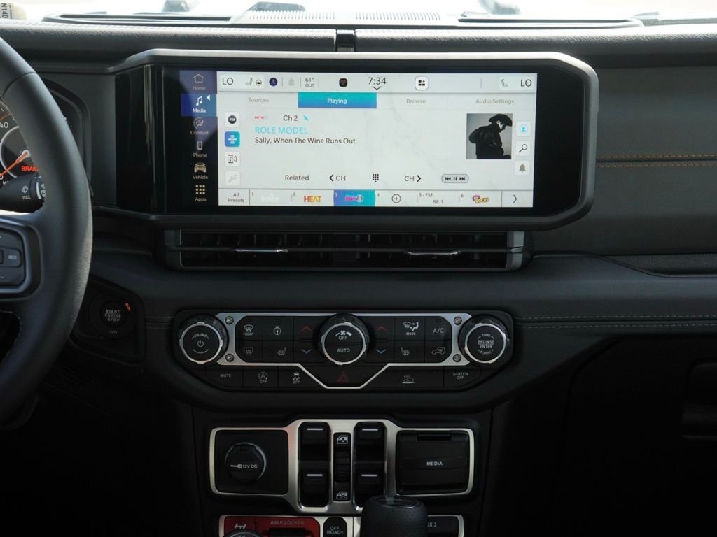 New 2026 Bright White Clear-Coat Exterior Paint Jeep Mojave image 22