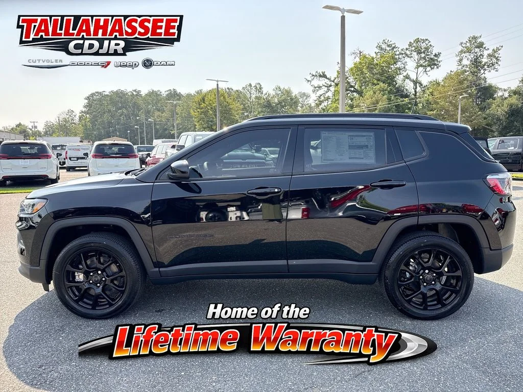 New 2026 Diamond Black Crystal Pearlcoat Jeep Latitude image 8