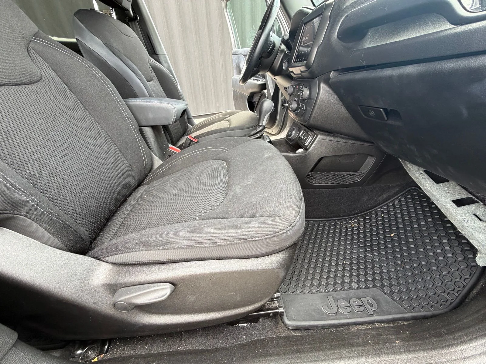 Used 2022 Gray Jeep Altitude image 16