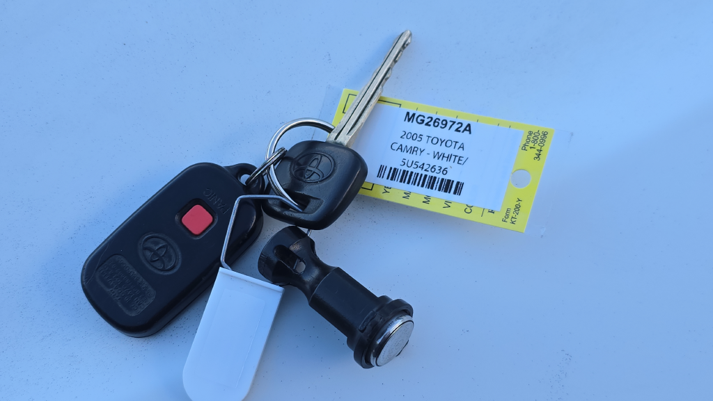 Used 2005 White Toyota SE image 33
