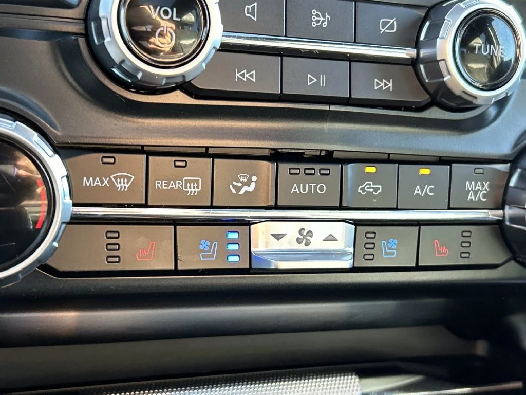 Used 2023 Black Metallic Ford Lariat image 33