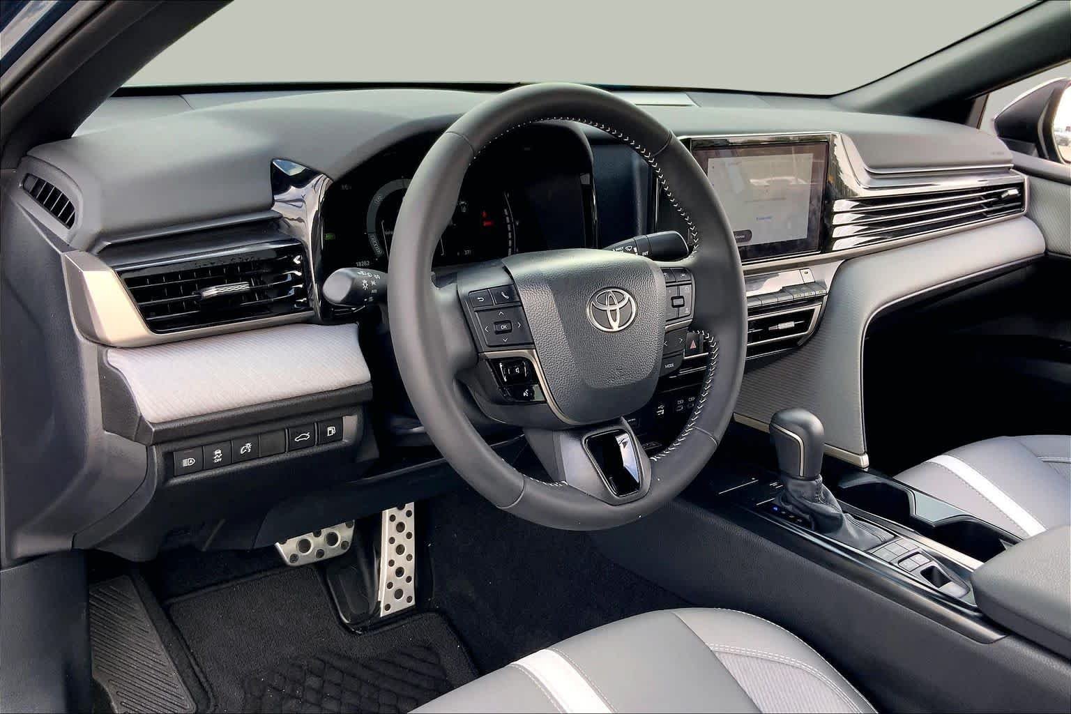 Used 2025 Ocean Gem Toyota SE image 17