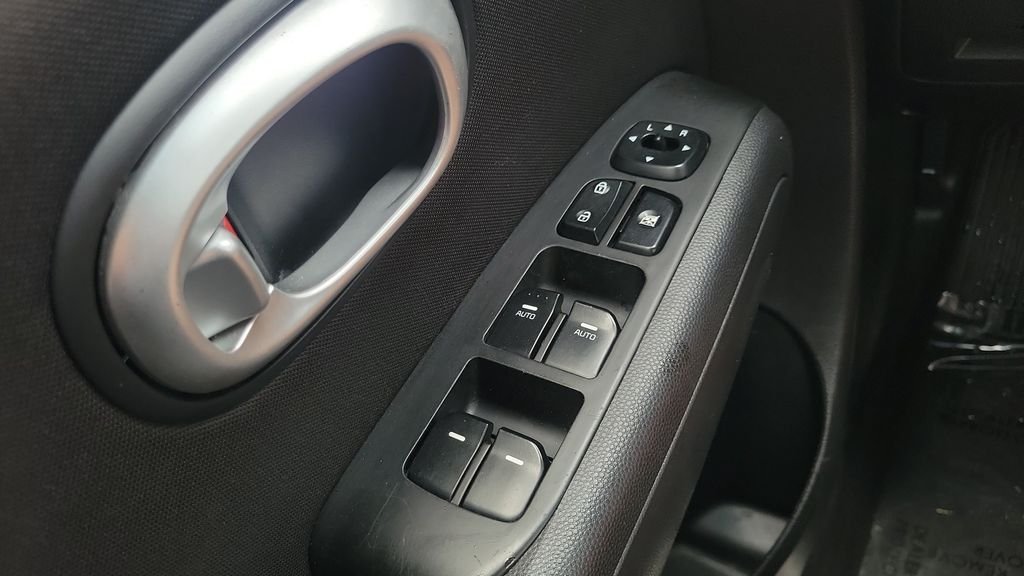 Used 2016 Blue Kia Plus image 18