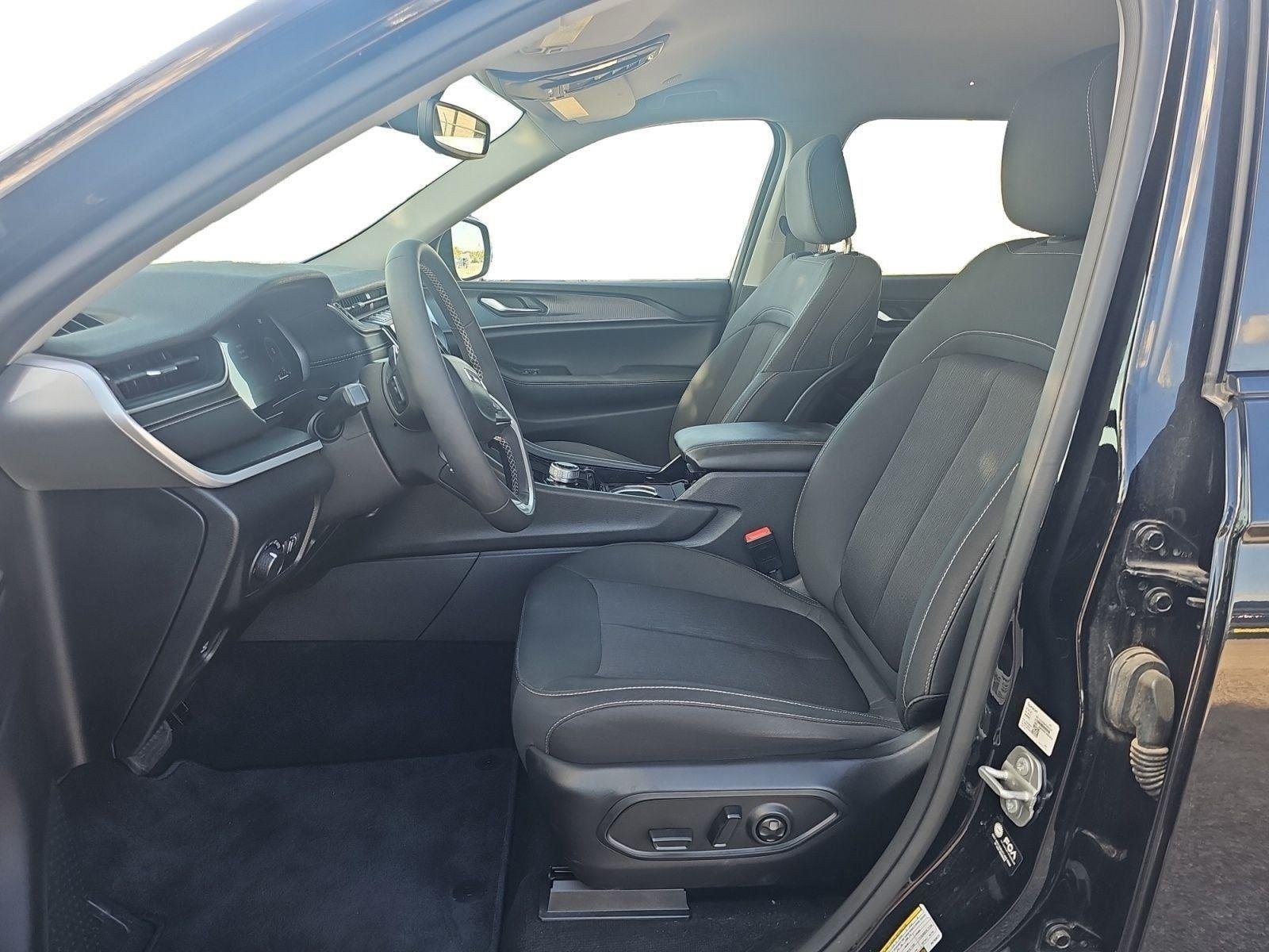 Used 2023 Diamond Black Crystal Pearlcoat Jeep Laredo image 13