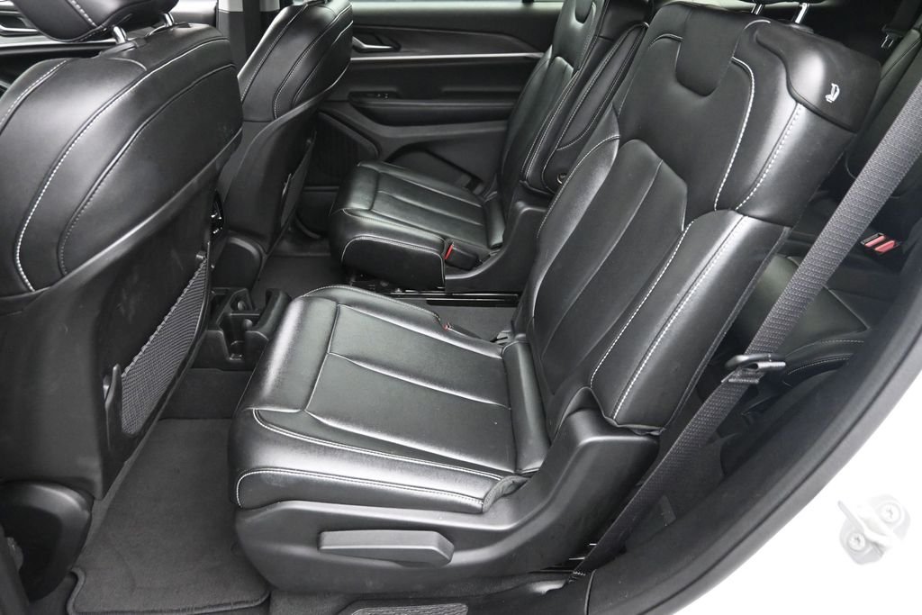 Used 2023 White/off-white Jeep Limited image 15