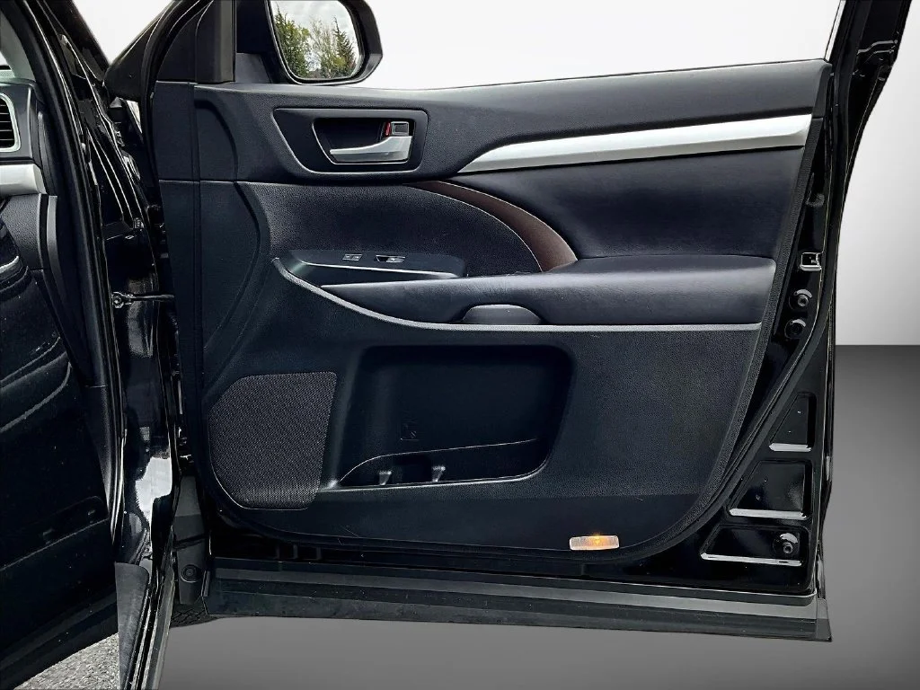 Used 2019 Black Toyota XLE image 29