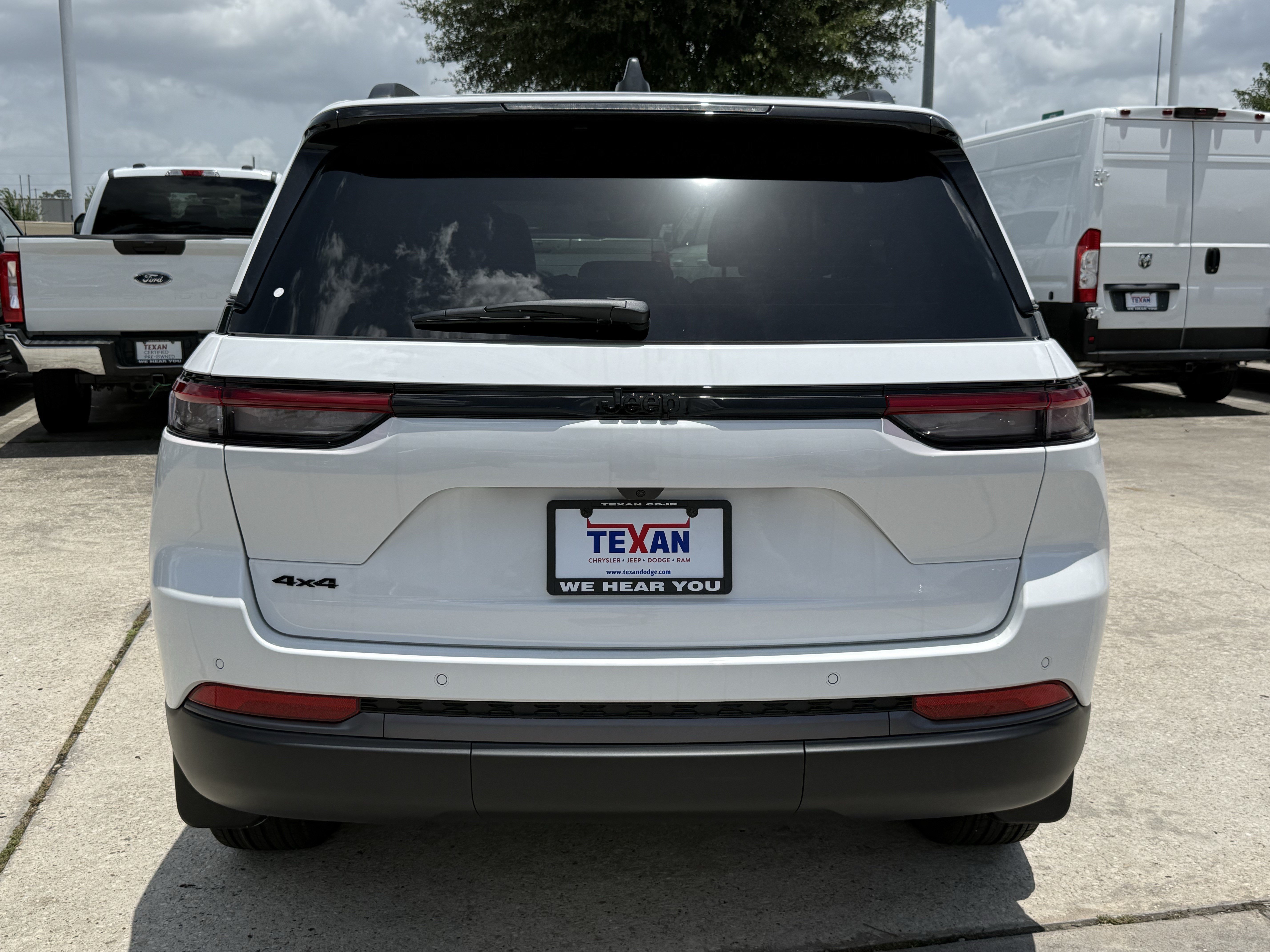New 2026 Bright White Clearcoat Jeep Laredo Altitude image 5